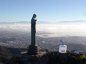 Dia do Meio Ambiente 2005: o WWF-Brasil instala balde gigante no Corcovado (RJ). 
© WWF-Brasil