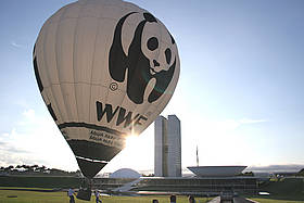 No Dia Mundial da Água, um voo de balão sobre o Congresso Nacional, em Brasília (DF). 
© WWF-Brasil