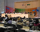 Sala de discussões do grupo de trabalho da CDB. Representantes dos países acompanham as discussões.
