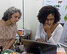 Larissa Santos (direita) calcula a Pegada Ecológica. 