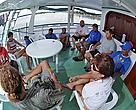 Equipe se reúne no barco para avaliar expedição