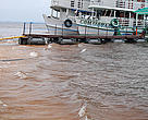 Barcos aguardam ordem de partida na Marina do Davi, em Manaus