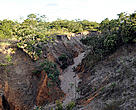 A degradação do solo em áreas de nascentes provoca erosões gigantes (voçorocas) como esta. 