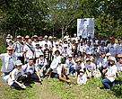 Grupo de voluntários reunidos para a ação de plantio de mudas na região do rio Pipiripau.
