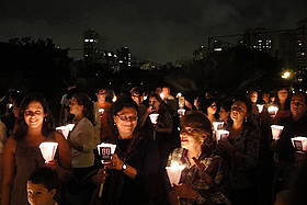 Em São Paulo e em todo o Brasil, as velas substituíram as lâmpadas durante a Hora do Planeta 2010. 
© WWF-Brasil/Juvenal Pereira
