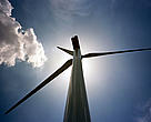 Detalhe de turbina contra o sol, e atrás o céu azul no parque eólico de Castilla-La Mancha, Espanha.