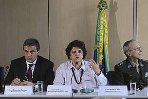 O ministro da Justiça, José Eduardo Cardozo, ministra do Meio Ambiente, Izabella Teixeira, e o comandante do Exército, Enzo Martins Peri, durante anúncio das taxas do desmatamento da Amazônia Legal de agosto e setembro de 2012