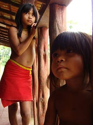 Crianças wajãpi, moradoras do entorno do Parque Nacional Montanhas do Tumucumaque 
© WWF-Brasil/ Cassandra Oliveira