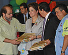 Presidenta Dilma recebe o jogo Reciclando das mãos do coordenador do Programa Educação para Sociedades Sustentáveis do WWF-Brasil, Fábio Cidrin, e do vice-presidente de Gestão de Pessoas e Responsabilidade Socioambiental do Banco do Brasil, Robson Rocha.