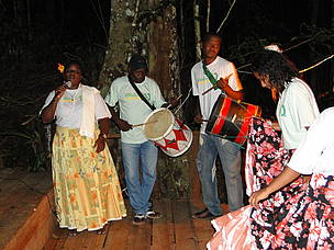 Músicos e dançarinos do grupo Raízes do Bolão realizando uma performance de Marabaixo durante a inauguração do Centro Rústico de Vivência no Parque Nacional Montanhas do Tumucumaque