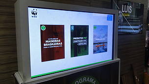 O totem interativo, fabricado sob encomenda do WWF-Brasil, disponibiliza uma série de publicações de cunho socioambiental