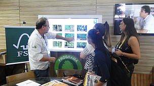 O analista de conservação do WWF-Brasil, Ricardo Russo, mostra o funcionamento do totem interativo a estudantes que visitavam o nosso stand
