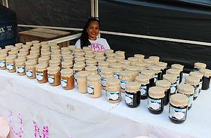 A União das Mulheres de Apuí (UMA) comercializou doces de açaí, buriti e castanha