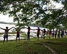 Abraço simbólico na Lagoa Encantada, um dos principais pontos turísticos de Ilhéus, em manifestação contra ferrovia e porto na Bahia.