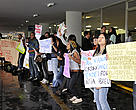 Estudantes protestam, no Congresso, contra as mudanças no Código Florestal e contra a usina de Belo Monte.