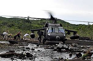 Equipe descarregando helicóptero na chegada à segunda base de pesquisa da expedição.