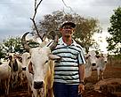 O agricultor Mosar Gonçalves Lima (65) criou cinco filhos com as águas do rio Peruaçu, que agora vê morrer