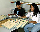 Professores da Escola Toghopanãa, da aldeia Guató, na ilha Ínsua (MS), recebem Cadernos de Educação Ambiental desenvolvidos pelo WWF-Brasil.