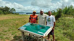 Um das placas doadas pelo WWF-Brasil possui um mapa onde é possível localizar, geograficamente, a comunidade da Barra de São Manoel