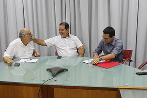 O diretor-executivo do WWF-Brasil, Maurício Voivodic, assina o memorando de entendimento ao lado do governador do Acre, Tião Viana (centro) e do secretário de Meio Ambiente do estado, Edgard de Deus (à esquerda)