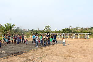 Parte da comunidade da Vila Limeira aguarda o momento final da instalação do sistema fotovoltaico na resex