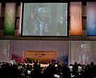 Aplausos ao final da plenária que decidiu os acordos entre países na COP 10 da CDB em Nagoia. Em destaque, Ryu Matsumoto, presidente da COP 10 e ministro do Meio Ambiente do Japão