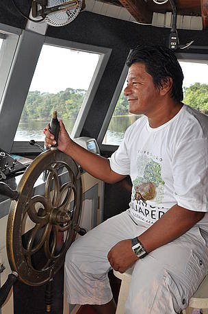 Rozan Dias da Silva, morador de Itaquera, no leme do barco Sebastião Gomes, no rio Jauaperi