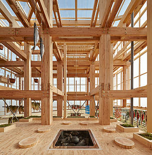 O arquiteto japonês Kengo Kuma é um dos mais famosos entusiastas da construção em madeira. Nesta foto, vemos uma parte da Faculdade de Projetos Ambientais UC Berkeley, nos Estados Unidos, feita por ele e inaugurada em 2014 