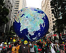 A Marcha Global da Cúpula dos Povos reuniu milhares de pessoas no centro do Rio de Janeiro.