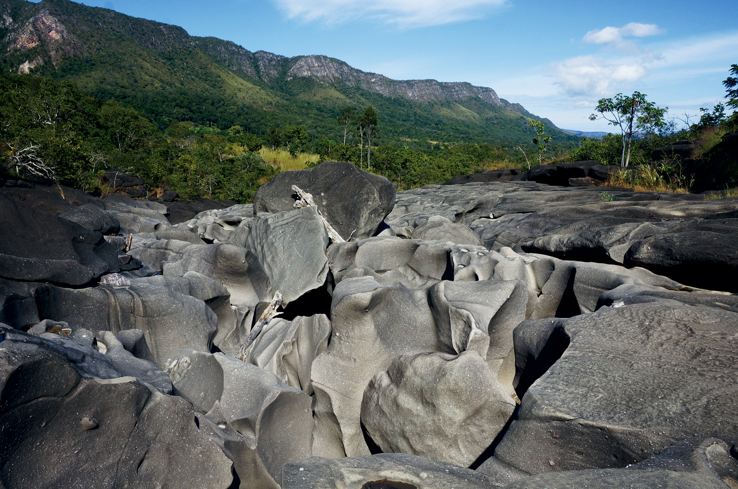 Cerrado: Vale da Lua, conjunto de formações rochosas cavadas nas pedras pelas corredeiras de águas transparentes do rio São Miguel, em Alto Paraíso de Goiás – Goiás