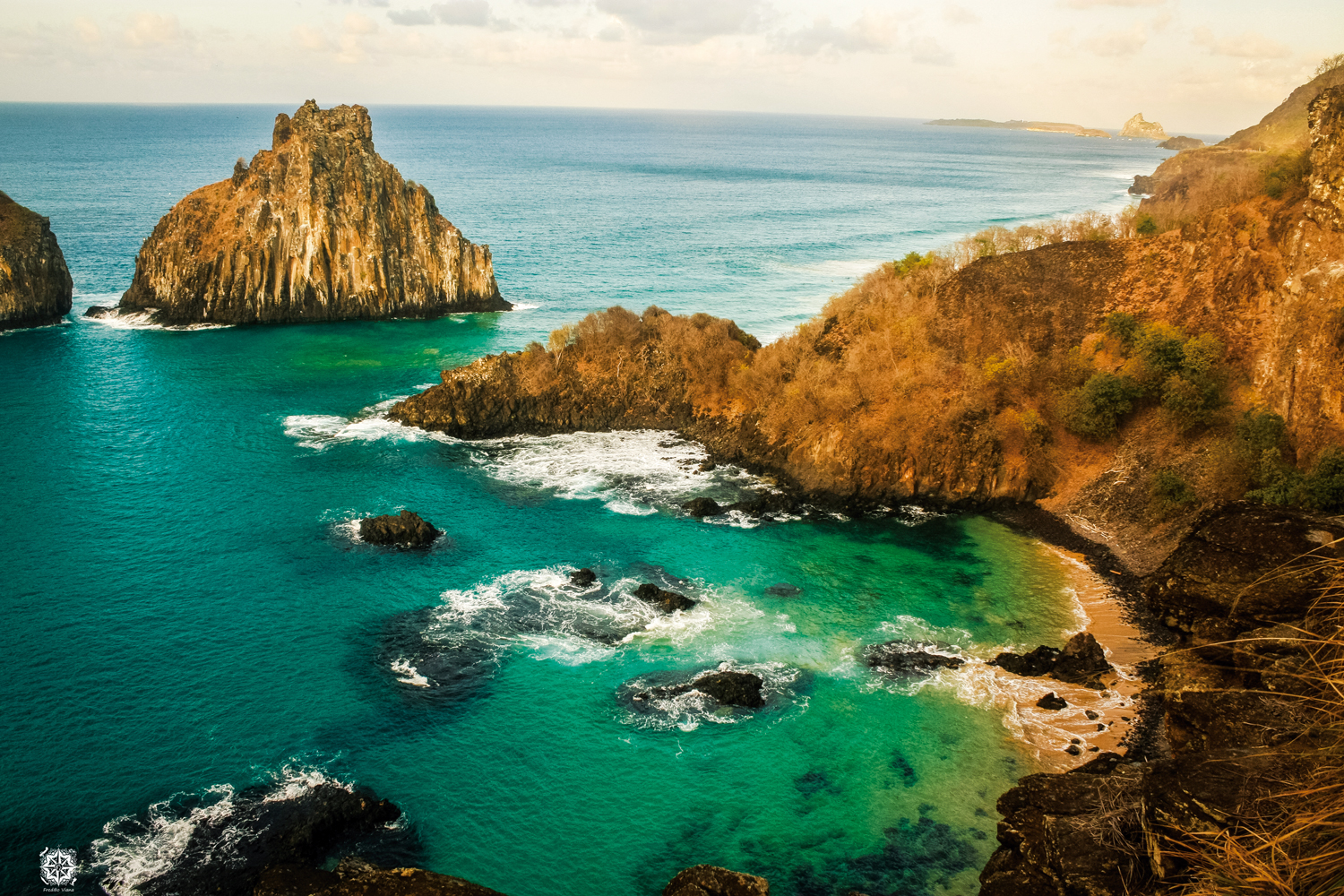 Litoral: Baía do Sancho, Parque Nacional Marinho de Fernando de Noronha – Pernambuco