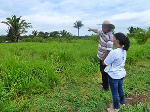 O produtor rural Adelário Ronnau mostra sua propriedade para uma técnica do WWF durante visita técnica; ele é um dos cidadãos de Apuí que investe em atividades sustentáveis