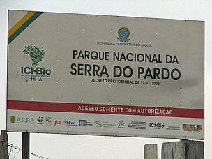 Placa do Parque Nacional da Serra do Pardo localizada na base operacional da unidade de conservação.