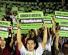 Manifestantes erguem cartazes contra o novo Código Florestal durante evento na Rio+20