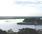 Empurrador com barcaça passando por Corumbá (MS). Estudo do WWF-Brasil revela que existem mais de 100 km de matas ciliares ao longo do rio Paraguai destruídas devido ao impactos das embarcações.