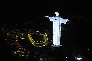 O Cristo Redentor, pouco antes de ter suas luzes apagadas para a Hora do Planeta 2011.