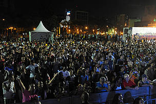 Plateia no evento da Hora do Planeta nos Arcos da Lapa, Rio de Janeiro.