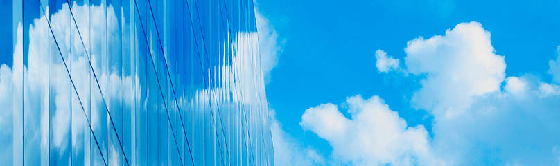 Céu azul refletido em prédio espelhado. 
© Istockphoto.com / WWF-Canada