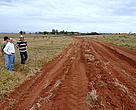 Técnicos acompanham obras de recuperação de pastagem, que ganhou contenções para evitar a perda de solos pela chuva