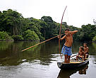 Garotos pescando no rio Iriri, na reserva extrativista Riozinho do Anfrísio, Altamira, Pará.