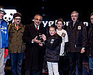 Vijay Nambiar recebe o Globo do Povo das mãos da dinamarquesa Anne-Katrine Bisgaard Håkansson, de 10 anos, durante o evento Hora do Planeta Hopenhagen 