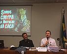 Michel Santos, do WWF-Brasil, e o deputado Fred Costa (com a camiseta da Organização), falam sobre a luta contra a caça no Brasil
