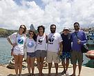 Família Schurmann (à direita), junto a representantes do WWF-Brasil e da ONG Golfinho Rotador 