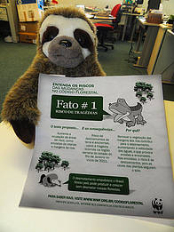 Fatos sobre as mudanças no Código Florestal. A preguiça Pri mostra o Fato 1. 
© WWF-Brasil/Jorge Verlindo